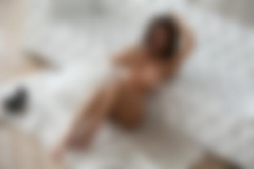 Обои на рабочий стол Девушка сидит на полу у дивана. Фотограф Сергей Минин