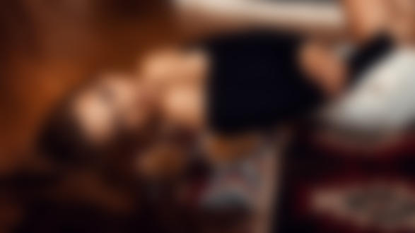 Обои для рабочего стола Девушка Настя лежит на коврике, Фотограф Рустамов Бегзод