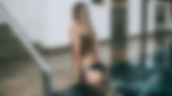 Обои для рабочего стола Девушка Юлия Галиахметова стоит в бассейне. Фотограф Харисов Антон