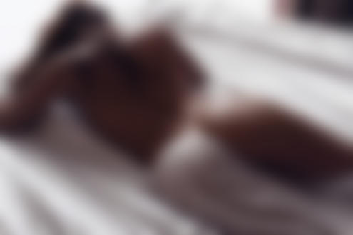 Обои для рабочего стола Обнаженная девушка с каплями на теле лежит на постели, прикрыв одну ногу, by David Ben Haim