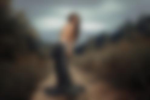Обои для рабочего стола Девушка в длинной юбке стоит на дороге. Фотограф Альберт Лесной