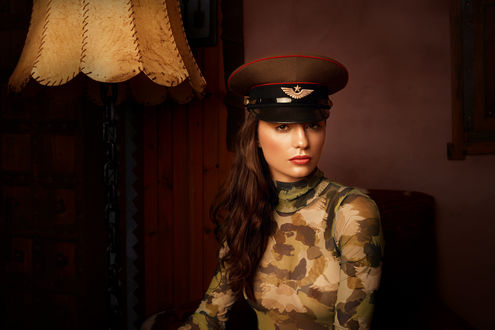 Обои на рабочий стол Девушка Annika в фуражке. Фотограф Coleman Doug