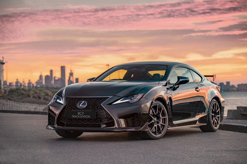 Обои на рабочий стол Черный Lexus RC F Track Edition 2019 стоит у городской набережной