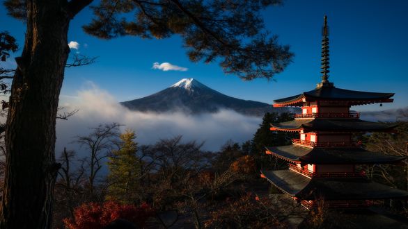 Обои на рабочий стол Вид на пагоду и вулкан Фудзияма / Fujiyama в тихий осенний день, Япония / Japan