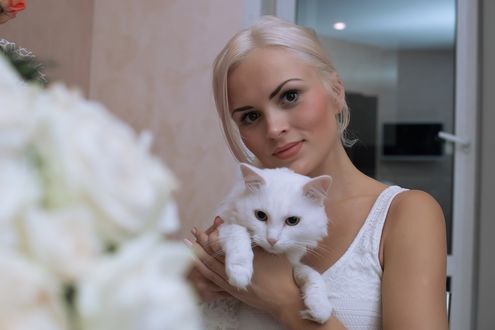 Обои на рабочий стол Блондинка держит на руках белую кошку на фоне комнаты, by Mimimi9977