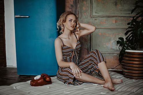 Обои на рабочий стол Девушка сидит на матраце возле телефона, фотограф VALERY TAYLOR