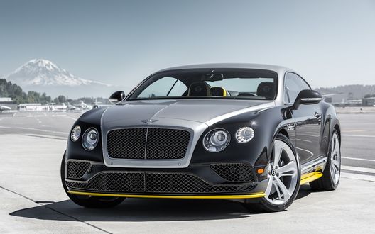 Обои на рабочий стол Черно-серебристый Bentley Continental GT Speed Breitling Jet Team Series by Mulliner стоит на фоне заснеженной вершины горы