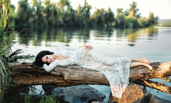 Обои на рабочий стол Девушка в гипюровом платье лежит на бревне над водой, by Irina Chernyshenko