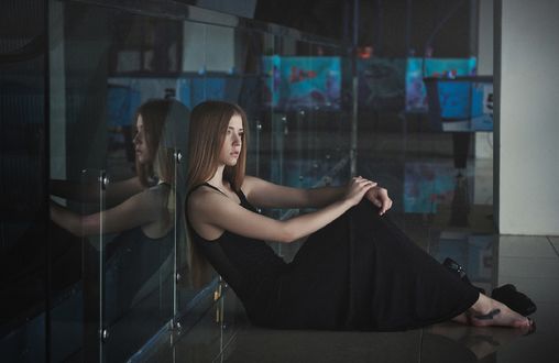 Обои на рабочий стол Девушка сидит на полу у окна, фотограф Игорь Горбась