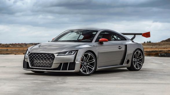 Обои на рабочий стол Серебристый Audi TT clubsport turbo на площадке под пасмурным небом