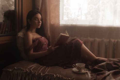 Обои на рабочий стол Девушка с книгой лежит у окна. Фотограф Оплетаев Владислав