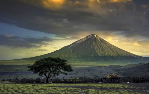 Обои на рабочий стол The Holy Mountain of the Maasai, Tanzania / Святая Гора Масаи, Танзания, фотограф HITTHEROAD