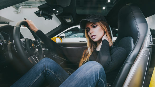 Обои на рабочий стол Модель Мария Васильева сидит в авто, фотограф Anton Harisov