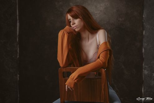 Обои на рабочий стол Рыжеволосая модель Дори сидит на стуле. Фотограф Lovagi Milаn