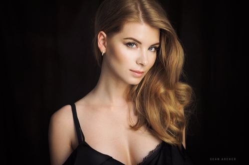 Обои на рабочий стол Девушка Ирина на черном фоне, фотограф Sean Archer