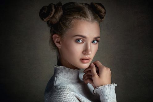 Обои на рабочий стол Модель Любовь держит руки к лица, by Yuriy Nesmelov