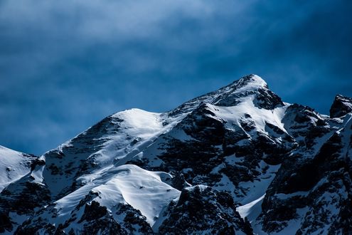 Обои на рабочий стол Заснеженная вершина горы, by Pexels
