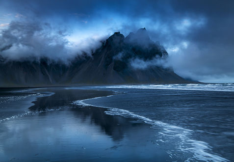 Обои на рабочий стол Гора Vestrahorn / Вестрахорн в облаках, by Rajiv Ranjan Sinha