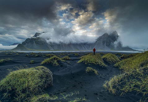 Обои на рабочий стол Человек любуеися горой Vestrahorn / Вестрахорн в облаках, by Rajiv Ranjan Sinha