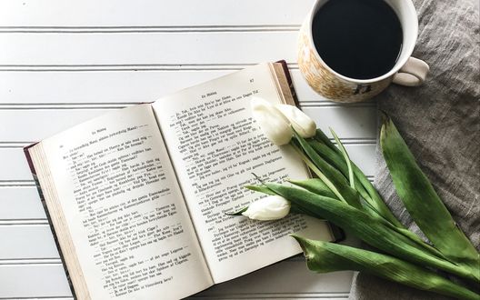 Обои на рабочий стол Чашка кофе и белые тюльпаны у книги