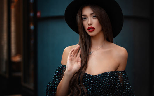 Обои на рабочий стол Модель Andrea в шляпе, фотограф Анас Счастливый