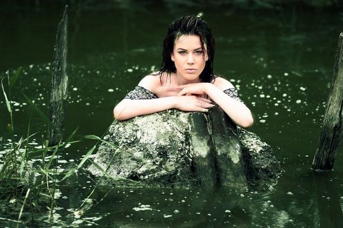 Обои на рабочий стол Брюнетка в воде, положила руки на пенек, by AdinaVoicu