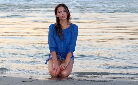 Обои на рабочий стол Девушка сидит у моря. Фотограф Adina Voicu