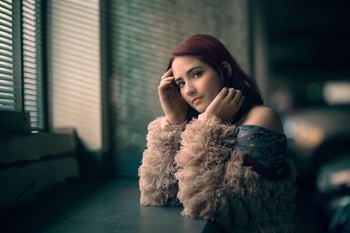 Обои на рабочий стол Девушка сидит у окна, by Jessica Drossin