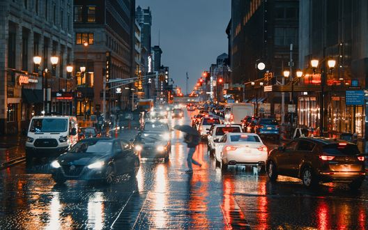 Обои на рабочий стол Вечерняя улица города с авто, by Josh Hild