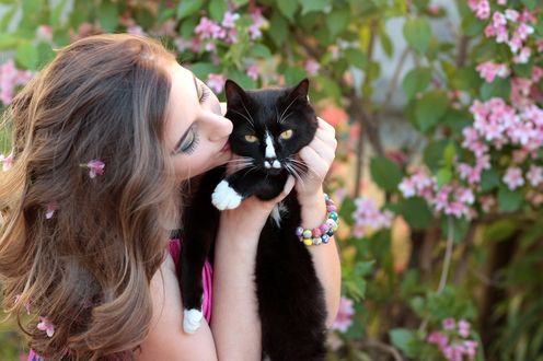 Обои на рабочий стол Девушка держит на руках кошку, фотограф Adina Voicu