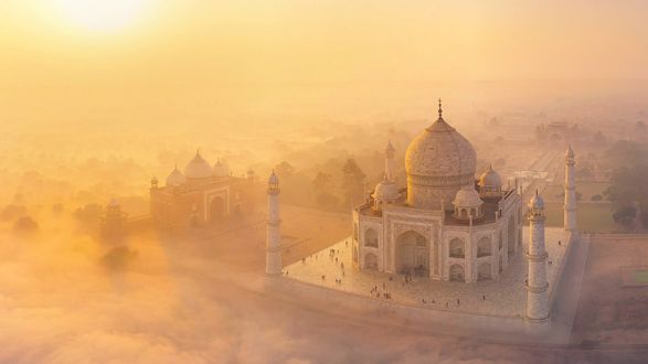 Обои на рабочий стол Вид сверху на Taj Mahal, India / Тадж-Махал, Индия в утреннем тумане