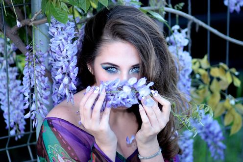 Обои на рабочий стол Девушка с глицинеей в руках. Фотограф Adina Voicu