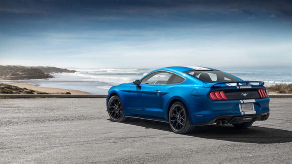 Обои на рабочий стол Голубой Ford Mustang EcoBoost Performance Pack 2019 стоит на площадке у побережья моря