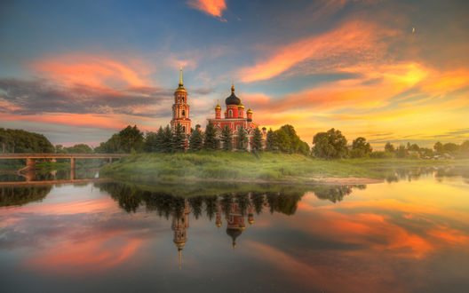 Обои на рабочий стол Старая Русса, церковь и ее отражение в воде, фотограф Гордеев Эдуард