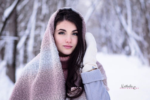 Обои на рабочий стол Модель Nathalie C с шарфом на голове, с варежками на руках, стоит на фоне зимней природы