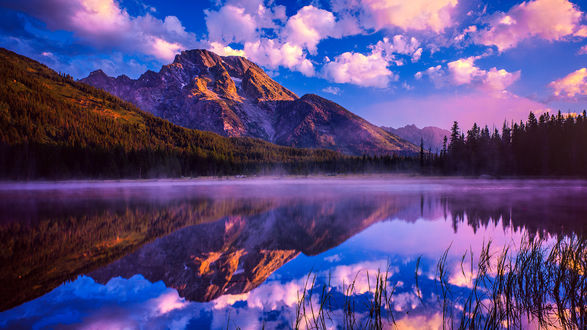 Обои на рабочий стол Озеро под облачным небом в окружении гор, Grand Teton National Park, Wyoming, USA / Гранд-Титон - национальный парк в США, на северо-западе штата Вайоминг