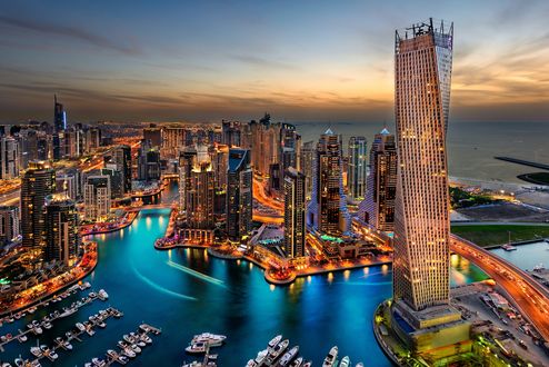 Обои на рабочий стол Красивый город Dubai / Дубай на фоне моря и неба и катеров на воде, вид с высоты птичьего полета