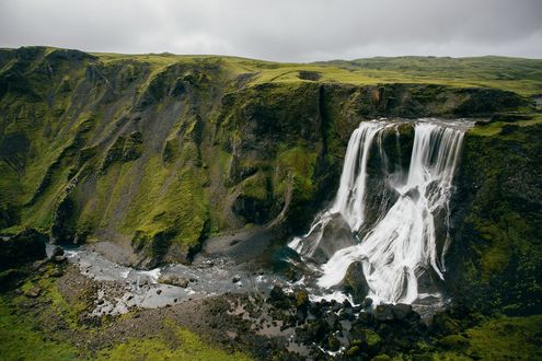 Обои на рабочий стол Водопад на фоне гор и неба, by Pexels