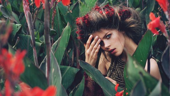 Обои на рабочий стол Модель Georgia Fowler / Джорджия Фаулер среди цветов. Фотограф Nirrimi Hakanson