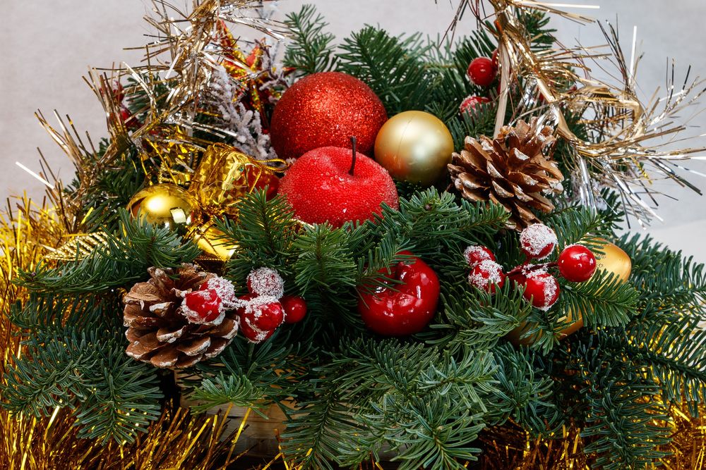 Обои для рабочего стола Елочные шары, игрушки и шишки на новогодней елке, by Алексей Чижов