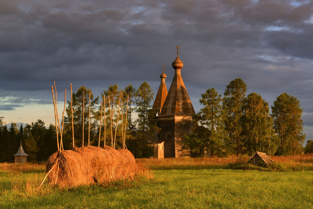 Обои для рабочего стола Церковь на фоне стога сена, деревьев и неба с облаками, фотограф Максим Евдокимов