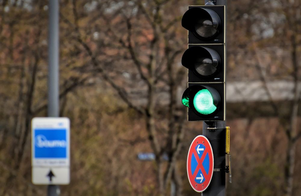 Обои для рабочего стола Светофор с зеленым светом на размытом фоне, by Alexas_Fotos