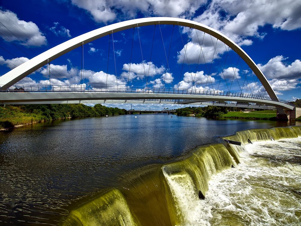 Обои для рабочего стола Река с водопадами на фоне моста и неба с облаками, by 12019