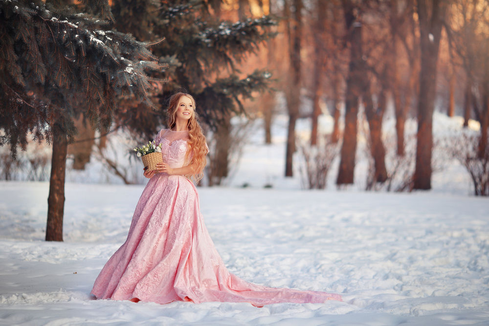 Обои для рабочего стола Девушка в розовом длинном платье стоит на снегу с цветами в корзинке, by Anastasia Grosheva