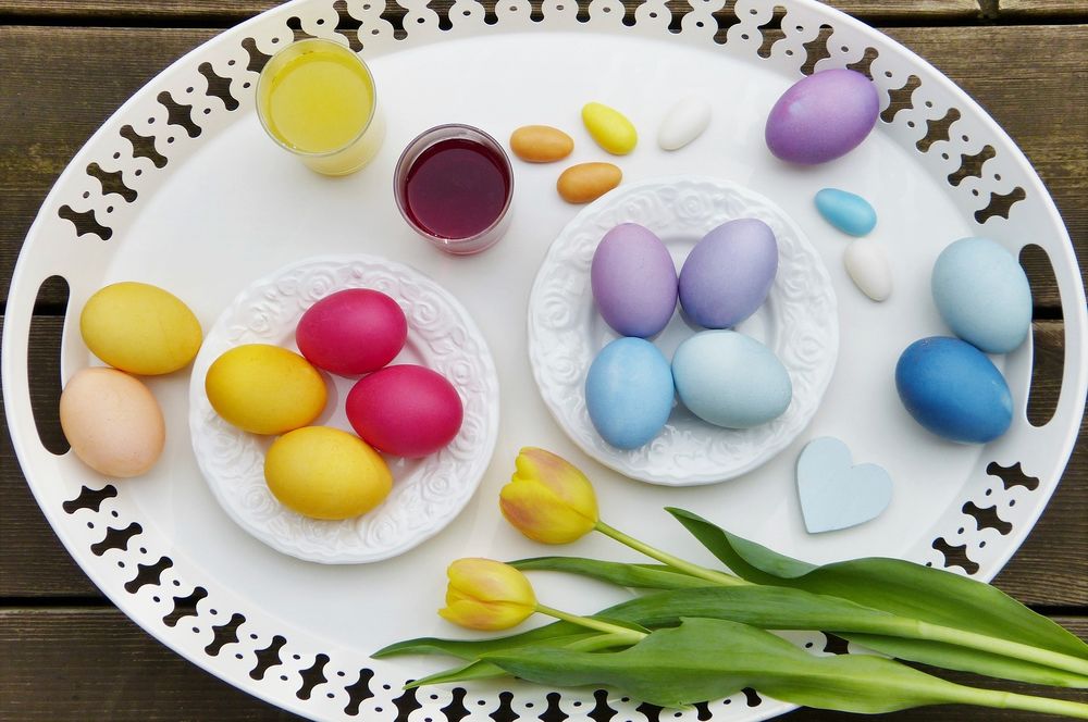 Обои для рабочего стола Пасхальные яйца в маленьких блюдечках, желтые тюльпаны лежат на подносе, by Silvia
