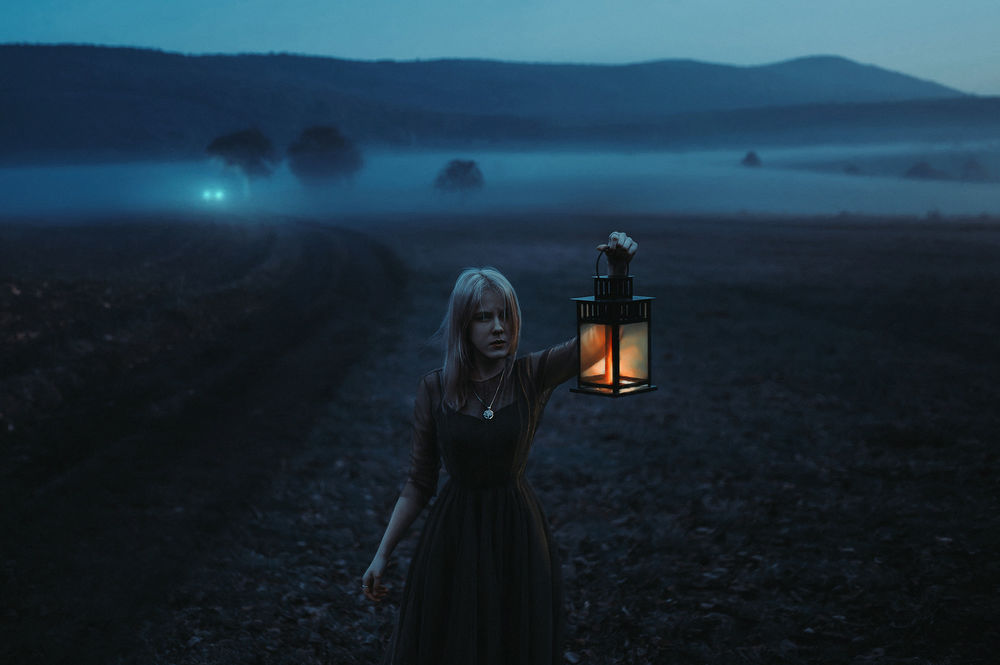 Обои для рабочего стола Девушка с фонарем в руке стоит у дороги, фотограф Alexander Shark