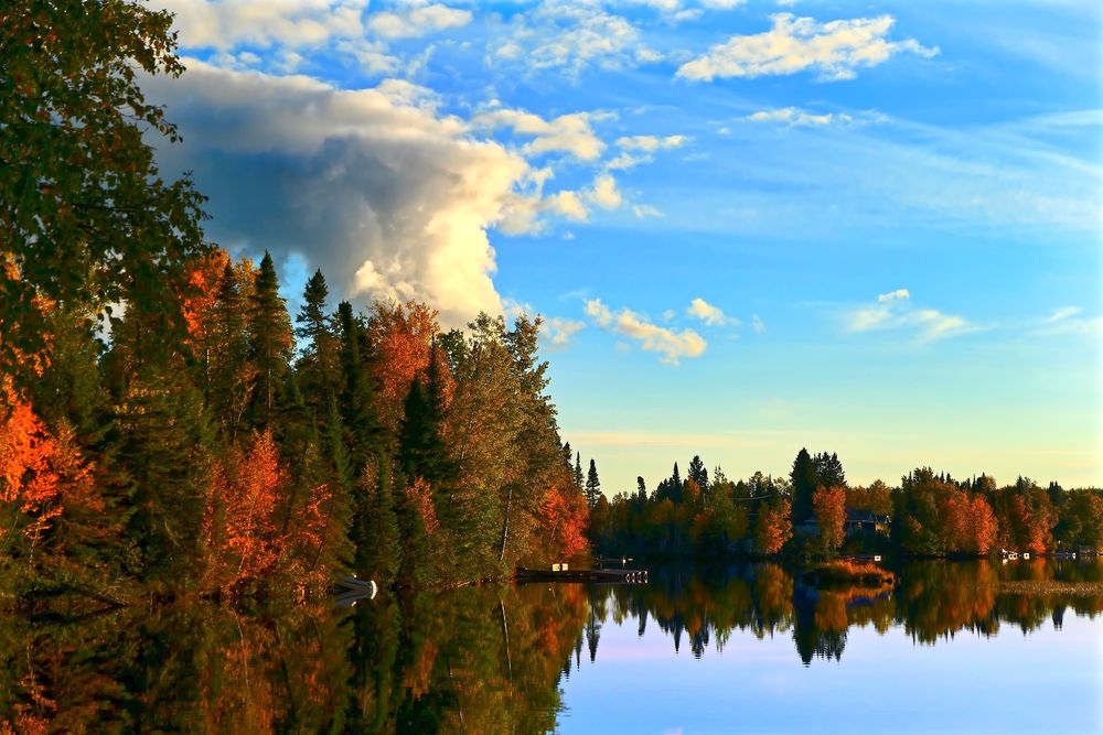 Обои для рабочего стола Озеро на фоне осенних деревьев и неба с облаками, by Alain Audet