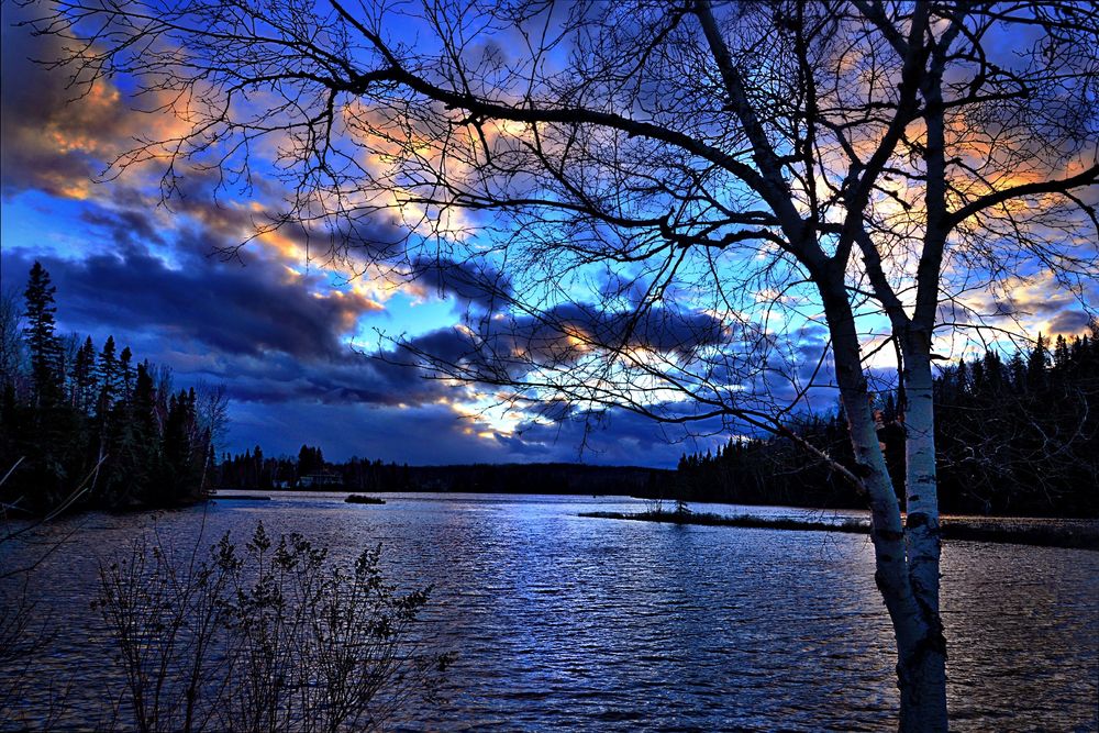 Обои для рабочего стола Озеро на фоне деревьев и неба с облаками в вечернем закате, by Alain Audet