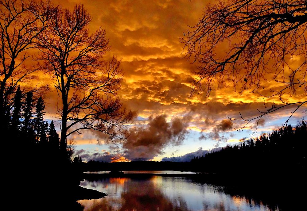 Обои для рабочего стола Озеро и деревья на фоне красивого заката солнца на небе с облаками, by Alain Audet