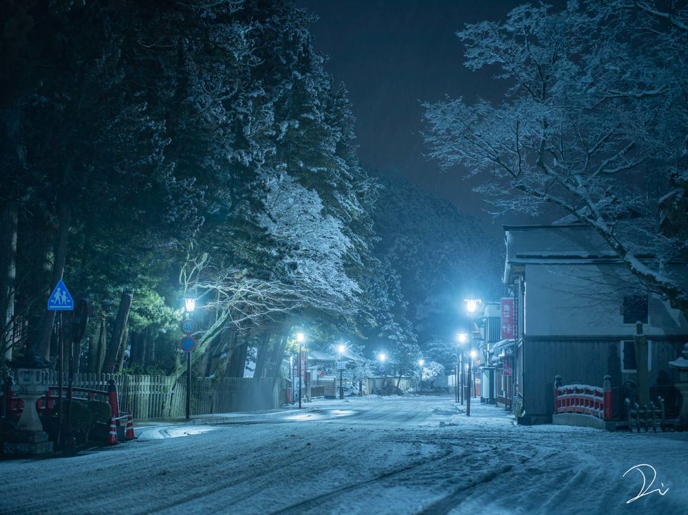 Обои на рабочий стол Ночная зимняя улица с горящими фонарями, Japan /  Япония, обои для рабочего стола, скачать обои, обои бесплатно